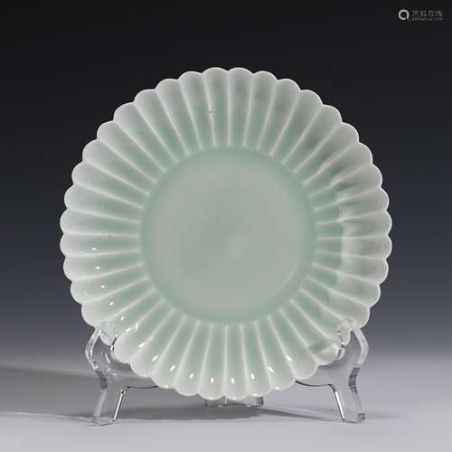 YONGZHENG DOUQING GLAZED CHRYSANTHEMUM PLATE