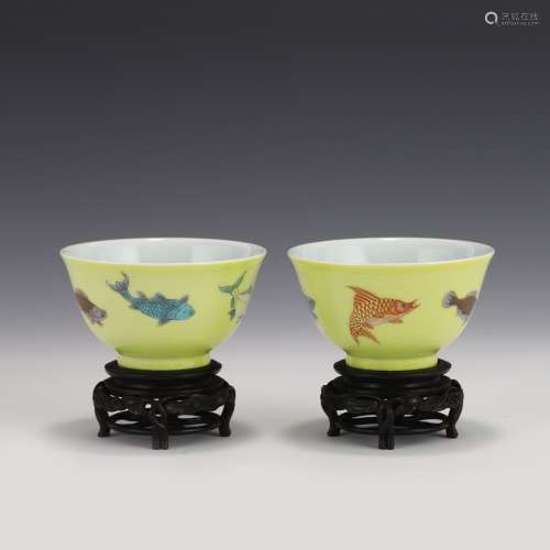 PAIR OF CHINESE FAMILLE JAUNE CARPS BOWLS ON CARVED