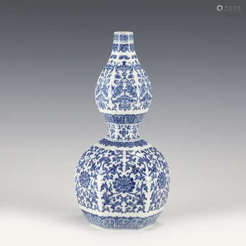 QING YONGZHENG BLUE AND WHITE GOURD VASE