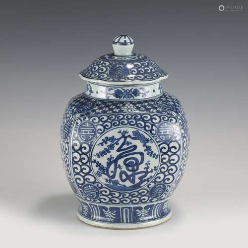 MING JIAJING BLUE AND WHITE LIDDED JAR