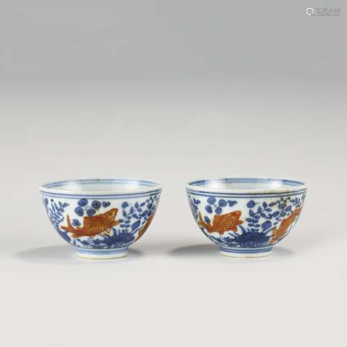 PAIR MING WANLI BLUE AND WHITE ALUM RED FISH CUPS