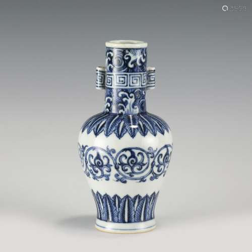 MING XUANDE BLUE AND WHITE AMPHORA VASE