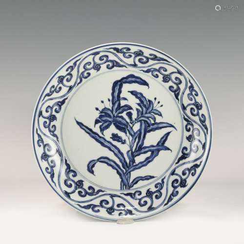 MING BLUE AND WHITE FLOWER PLATE