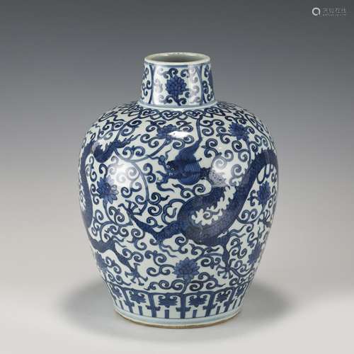 MING JIAJING BLUE AND WHITE DRAGON JAR