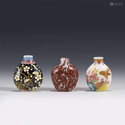 A SET OF THREE PEKING GLASS SNUFF BOTTLES