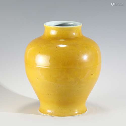 MING JIAJING YELLOW GLAZED JAR