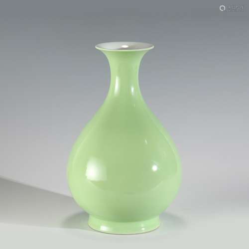 QING YONGZHENG APPLE GREEN JADE POT SPRING VASE