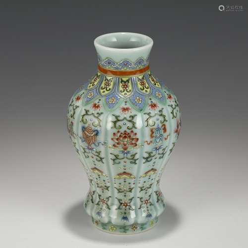 QIANLONG FAMILLE ROSE WATERCOLOR PORCELAIN BOTTLE