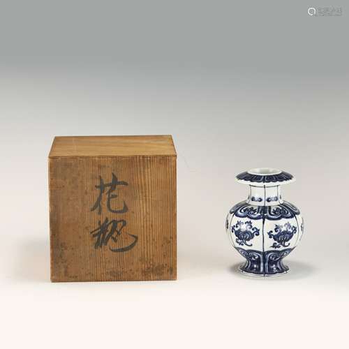 MING XUANDE BLUE AND WHITE VASE