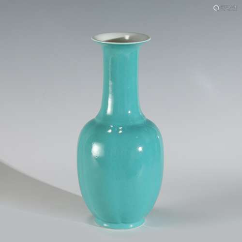 QING GUANGXU MALACHITE GREEN GLAZED BOTTLE