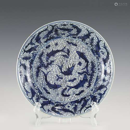 MING WANLI BLUE AND WHITE CARPS PLATE