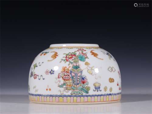 A Chinese Famille Rose Glazed Porcelain spittoon Pot