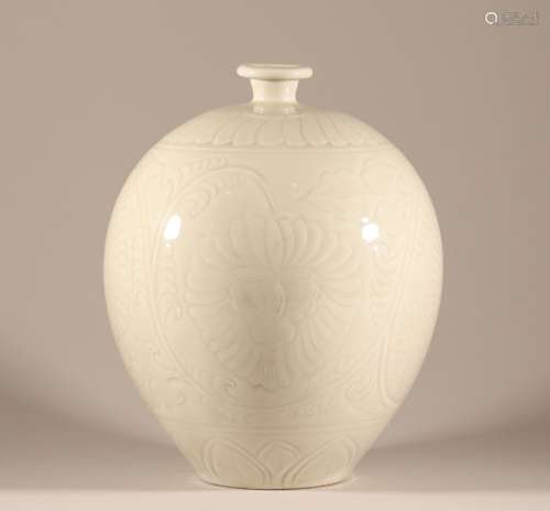 Ding kiln white glazed plum vase in Song Dynasty