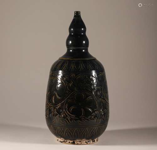 Carved gourd bottle of Yue Kiln in Song Dynasty