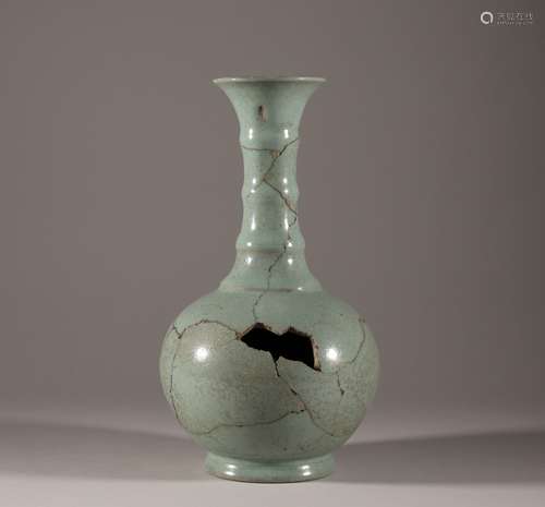 Long clean bottle of Ru kiln in Song Dynasty