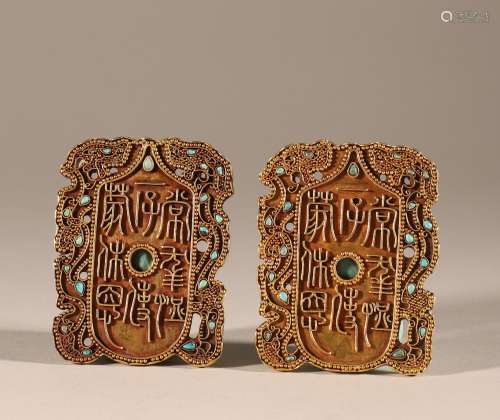 A pair of pure gold beads inlaid with pine stones in the Qin...