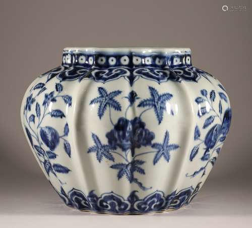 Large pot with flower pattern in Ming Dynasty