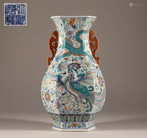 Double ear bottle with dragon and phoenix pattern in Qing Dy...