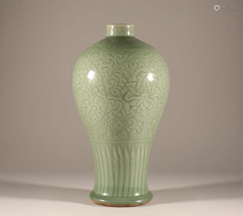 Plum vase with flower pattern in Longquan of Ming Dynasty