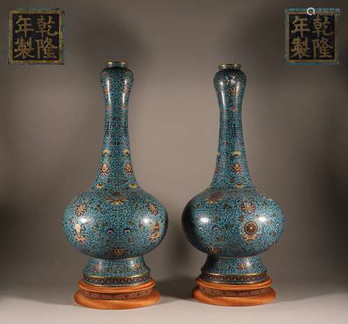 A pair of Royal Cloisonne garlic bottles in the Qing Dynasty