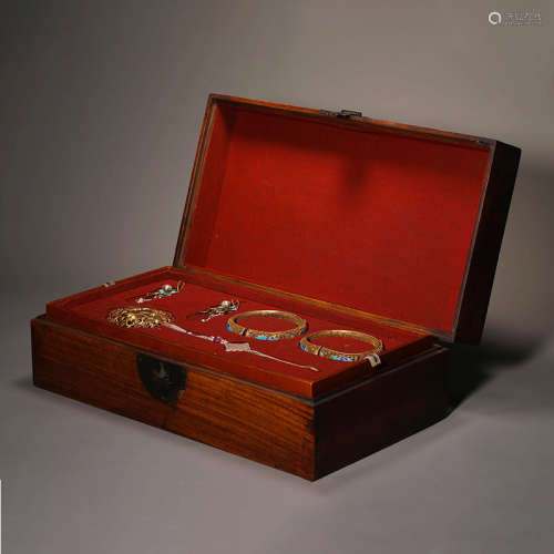 Qing Dynasty A box of gold inlaid jewelry