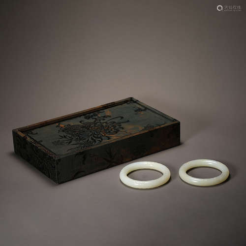 Qing Dynasty A pair of Hetian jade bracelets