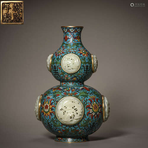 Qing Dynasty Cloisonne and Hetian Jade
Gourd bottle