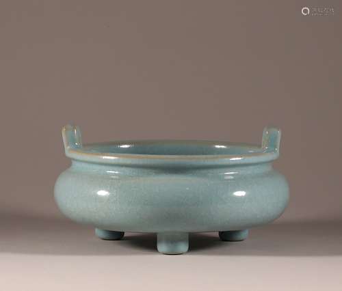 Ru kiln with two ears and three feet in Song Dynasty