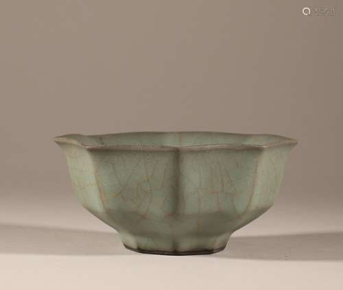 Eight edge skimming cup of official kiln in Song Dynasty