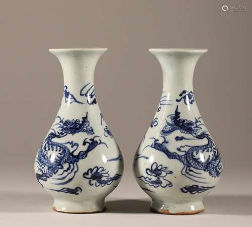 A pair of spring bottles with dragon pattern jade pots in th...