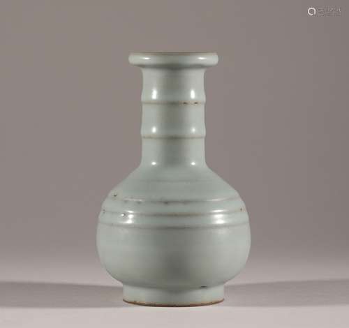 A pair of Longquan bottles in Song Dynasty