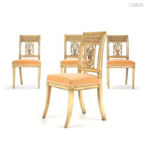 Suite de quatre chaises en bois repeint à dossier ajouré à p...