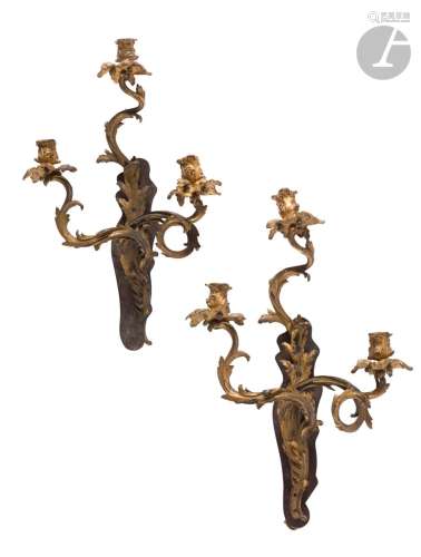 Trois appliques en bronze doré à trois lumières et décor de ...