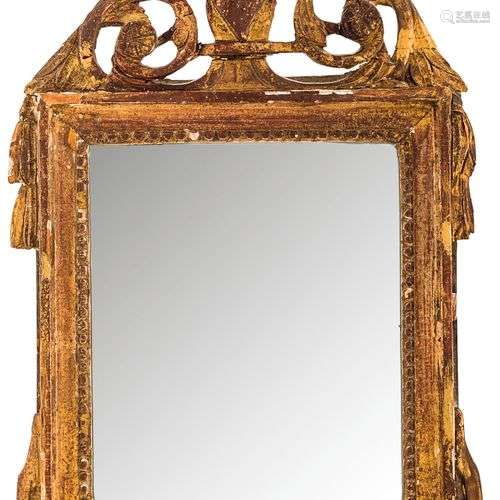 Miroir en bois doré à décor de feuillages en enroulement et ...
