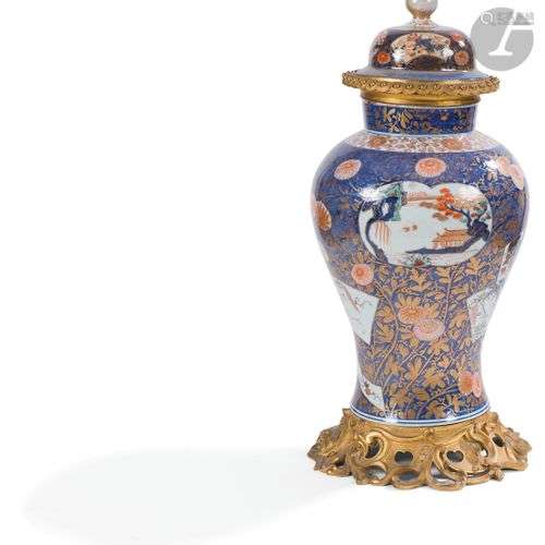 Vase balustre couvert en porcelaine à décor Imari monté en b...