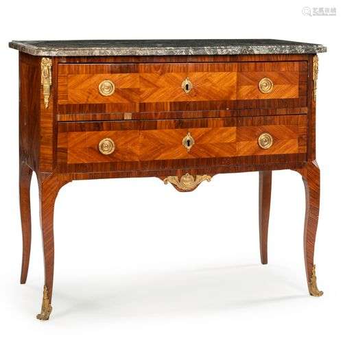 Commode en bois de violette et palissandre, la façade à ress...