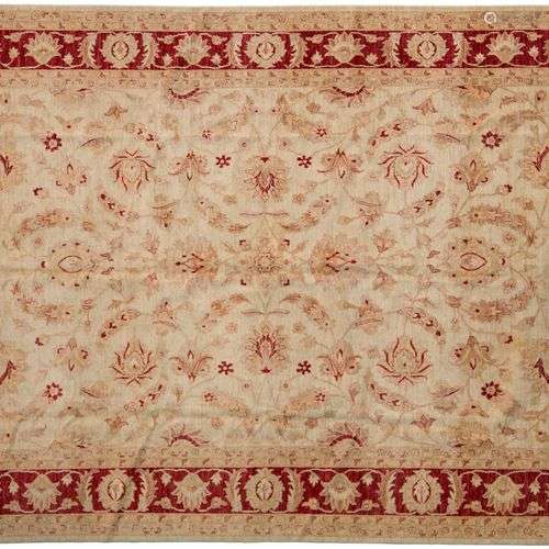 Tapis à décor avec fond ivoire à grand motif fleuri, large b...