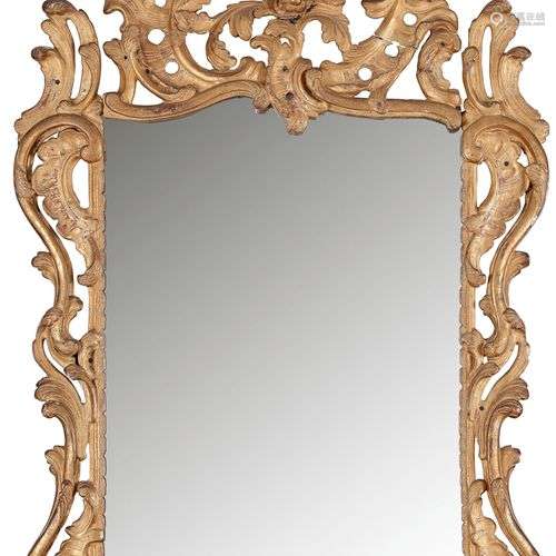 Miroir en bois doré à décor ajouré de feuillages, agrafes et...