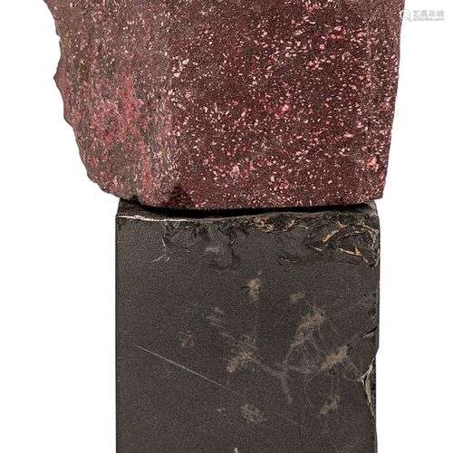 Fragment de porphyre rouge (probablement antique), reposant ...