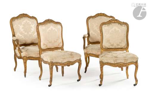 Suite de deux fauteuils, deux chaises et un canapé en bois d...