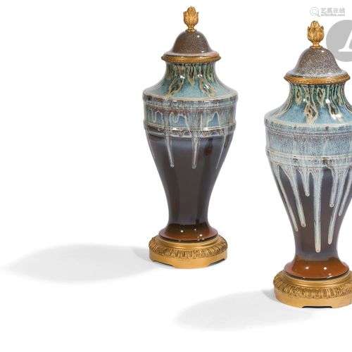 Paire de vases balustres, couverts en porcelaine émaillée po...