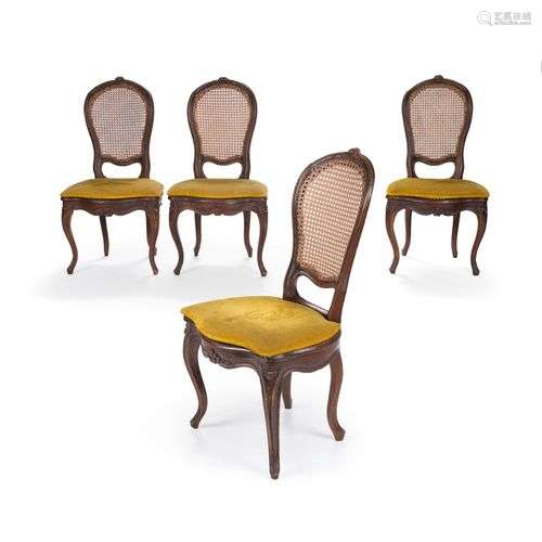 Suite de quatre chaises cannées en hêtre teinté, à petit dos...