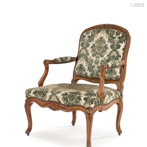 Fauteuil en bois mouluré, sculpté et teinté, à dossier plat ...