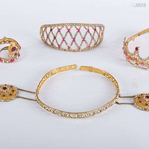 Bijoux de théâtre en métal doré et strass roses et blancs : ...