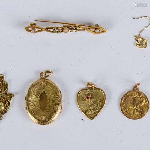 Quatre pendentifs : un coeur, une médaille Saint Christophe,...