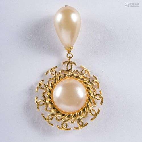 Chanel, broche en métal doré ornée d'un demi-perle fantaisie...