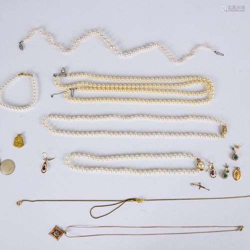 Lot de bijoux fantaisie : colliers de perles, boucles d'orei...
