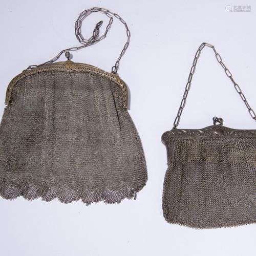 Deux sacs de maille en argent, un avec intérieur garni de ti...