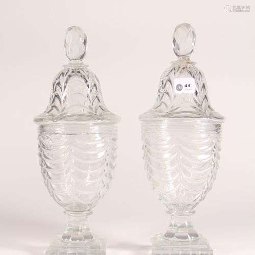Paire de vases couverts en forme d'urnes en cristal moulé, l...