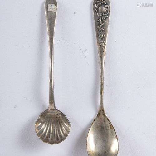 Une cuillère à sel en argent 1819-1829, le cuilleron en coqu...